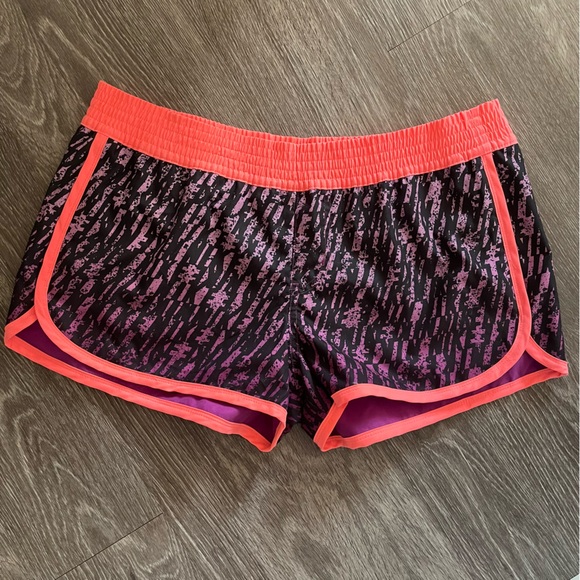 Nike Pants - Reversible Women’s Nike Shorts Size LARGE